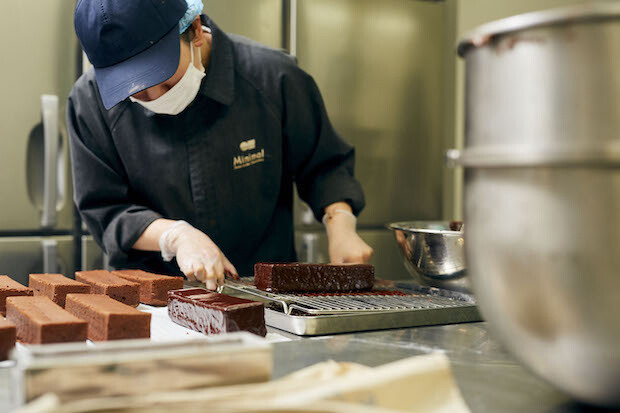 職人が一つひとつ手仕事でチョコレートの製造をしています。
