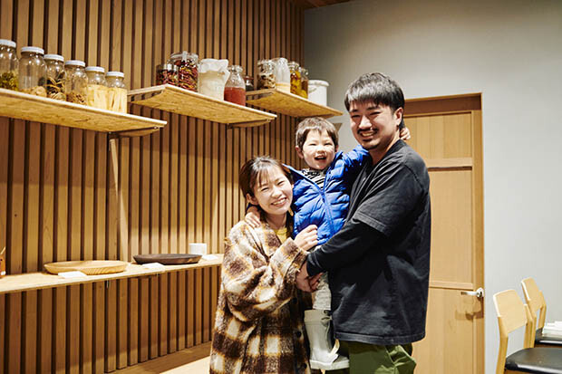 妻の郁美さんと息子の縫くんと。旗艦商品「稲とアガベ」（2500円）は、味にほとんど影響しないアガベシロップを加えることでしぼることを可能にした。アガベは郁美さんが愛するテキーラの原料で、屋号には支えてくれる郁美さんへの敬意も込められている。
