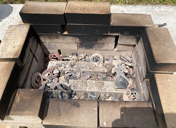 火の消えた炉。まだ粘土はかなり熱い。
