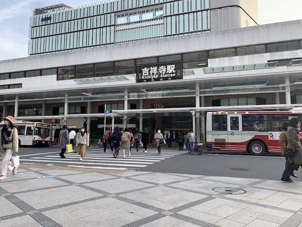 アニメだけでなくドラマなどのワンシーンに登場する吉祥寺駅北口。