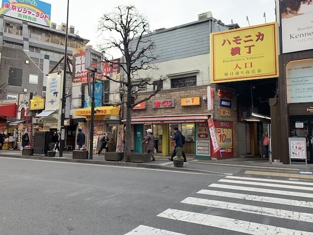 吉祥寺駅前にある商店街〈ハモニカ横丁〉は、アニメーターや漫画家がよく立ち寄るスポットのひとつ。
