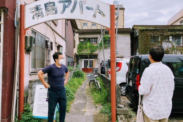 アーティストの勝正光さんと北浜アート巡りを楽しみます。