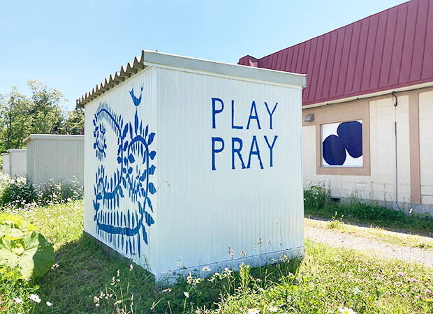 MAYAさんが「playpray」という言葉を、美流渡でまず描いたのはアトリエの向かいに建つ倉庫だった。