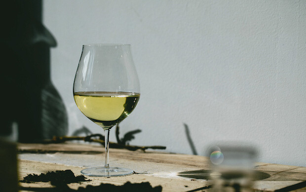 冷やしたアイスティーをワイングラスに注げば、透き通った黄金色は一層美しさを増します。