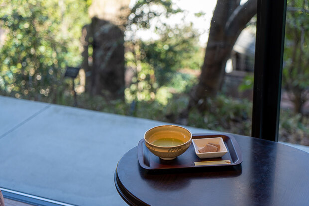 「八坂の塔」が見えるゲストラウンジでは、お抹茶をたてる体験も可能です。