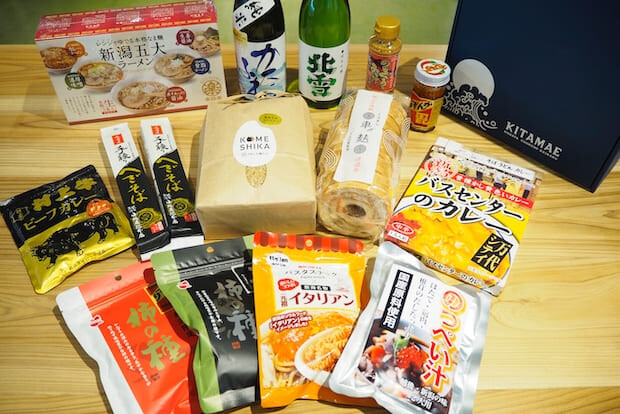 お母さんからの仕送りセット１万円。内容は、新潟の味であるのっぺい汁のパウチに、ちょっと変わり種の柿の種、名物バスセンターのカレーに車麩、お米、へぎそば、村上牛ビーフカレー、かんずり、のどぐろの味噌汁の素、日本酒、新潟五大ラーメンの詰め合わせです。