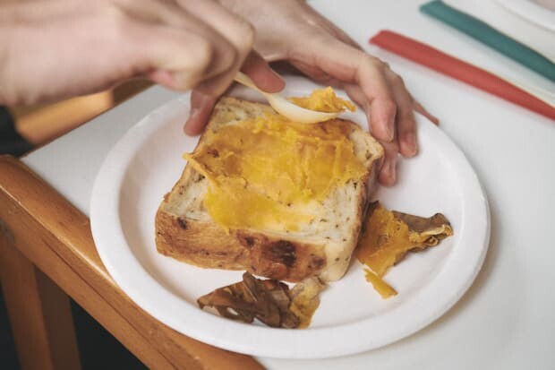 大塚さんは、奥さんが焼いた焼き芋をパンに塗った。芋がやわらかいからこそできる技だな！
