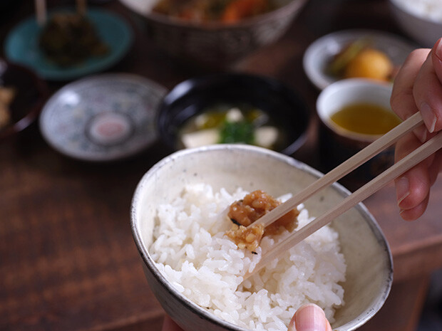 金山寺味噌をおともにすれば、ごはんがいくらでも食べられる。