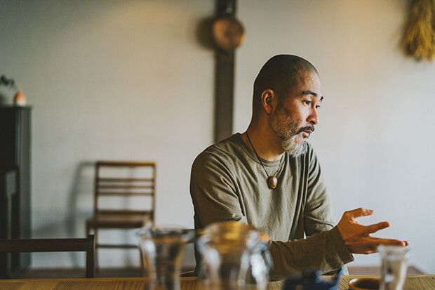 昼間には明るい日差しが注ぐ店内。