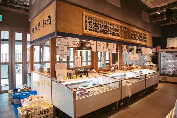 築地から豊洲に移って生鮮魚介を扱う〈山治〉が〈鈴治〉として出店。