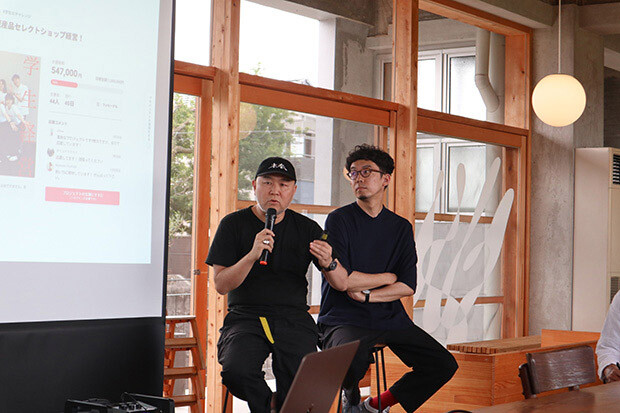 左から、「おもデザ本」編著者でもあるリードデザイナーの〈オフィスキャンプ〉の坂本大祐さんと〈TSUGI〉の新山直広さん。本の出版記念トークイベントの様子はこちらの記事で紹介しました。