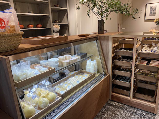 〈吉⽥牧場〉のチーズを〈YOLOs〉が京都の⼀般物販店として初めて常時取り扱いを開始