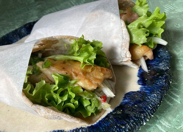 〈きなり〉のチキンと野菜のサンド。このほか「八雲ソマチット水よもぎ茶」も提供予定。