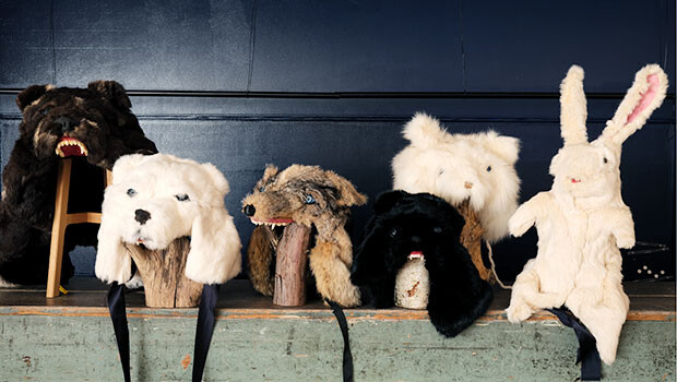 昨年秋の『みる・とーぶ展』に出品した動物マスク。売り場の一角に展示した。