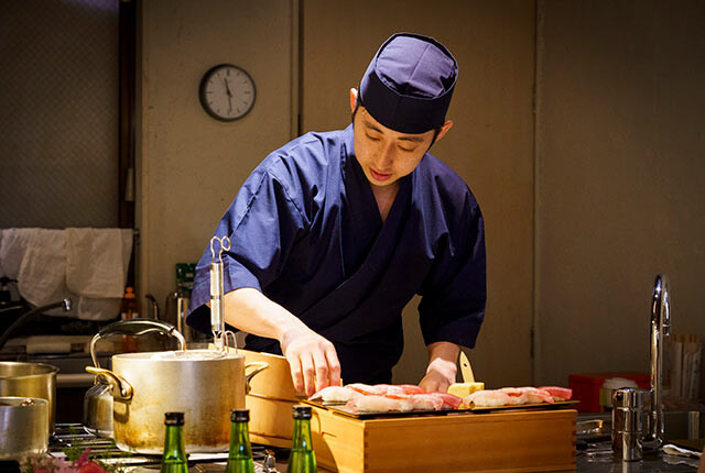 寿司を握る〈美松寿司〉の植松隆二さん