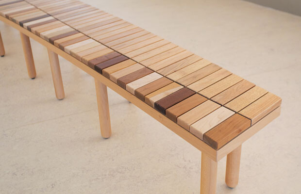 木琴にもなるさまざまな種類の木材を組み合わせたベンチ。