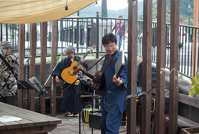 ギターを演奏する下田市市議会議員の中村敦さん