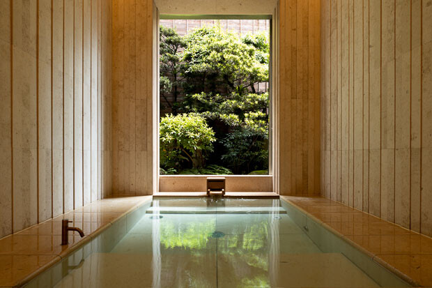 〈三國屋〉では松井亮氏が手がけた家族向けの貸し切り風呂から中庭が臨めます。