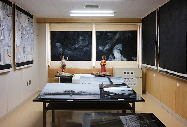 三笠にアトリエを持つアーティスト・上遠野敏（かとおの・さとし）さんの展示をはじめ、校舎内にはさまざまな個展を開催。７月28日16時〜、29日14時〜、展示ガイドツアーも実施する。