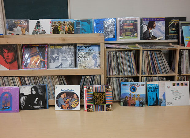 レコードと珈琲。ジャズ、ロック、ポップス、昭和歌謡などさまざまなレコードが並ぶ。