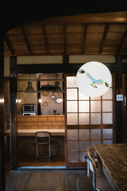 和空間に大きな松尾さんの作品が飾られ部屋のポイントに。奥はカフェのようなキッチン。