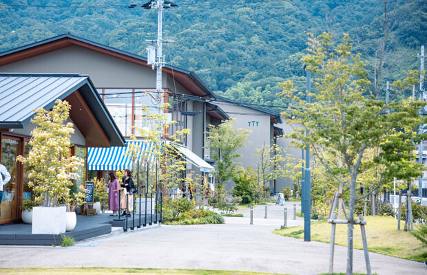 〈morineki〉は、約3000平米の公園と、74戸の住宅のほか、レストラン、アウトドアショップ、ベーカリー、アパレル、雑貨などの店舗が軒を連ね、２階はテナント〈ノースオブジェクト〉の本社事務所になっている。