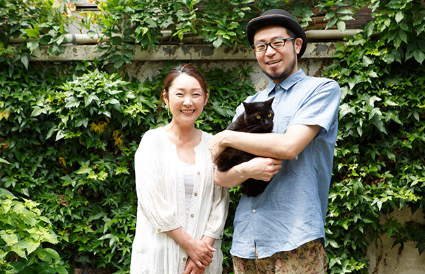 陶芸家の妻・哲子さんと、料理人の夫・夏樹さん。