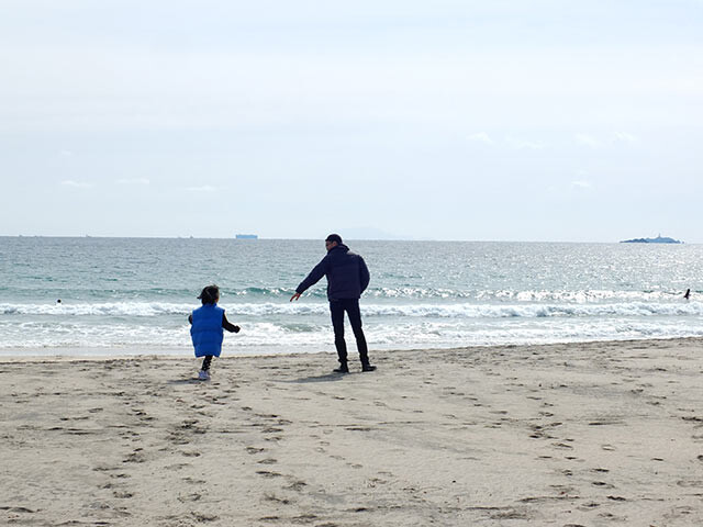 下田の海を散歩する津留崎さんと娘さん