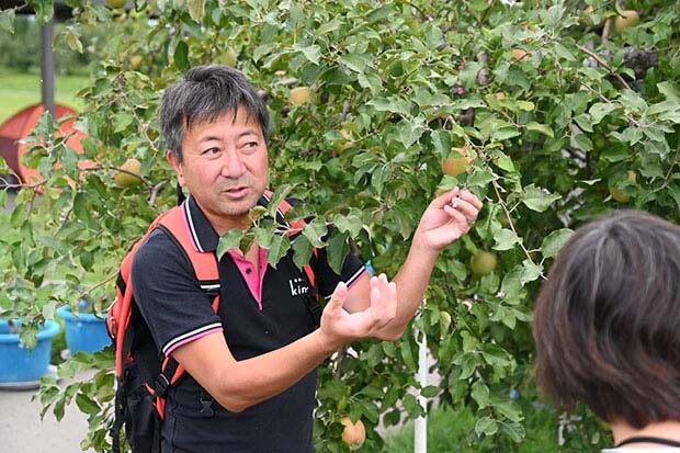リンゴについて楽しくお話してくれた高橋哲史さん。