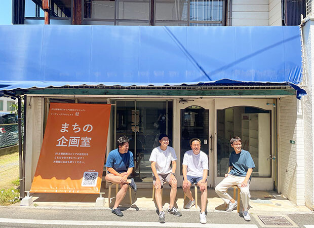 株式会社４WDのみなさん（左からキトさん、許山さん、橋口くん、松見さん）。