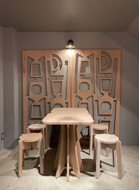 プラモ家具さんで企画してもらった椅子やテーブル。オリジナリティの高い、るるるるらしいデザイン。