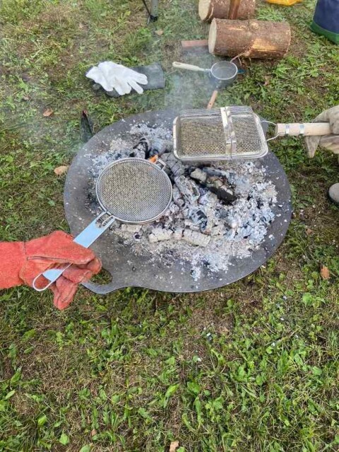 生豆の選び方から教えてくれる「焙煎体験」。たき火の上で、ひたすら網をゆすりながら珈琲豆と向き合う30分間。貴重な初体験。