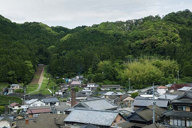 波佐見町の風景。山にかかる登窯の跡地が景色に溶け込んでいる。　撮影：平野太呂