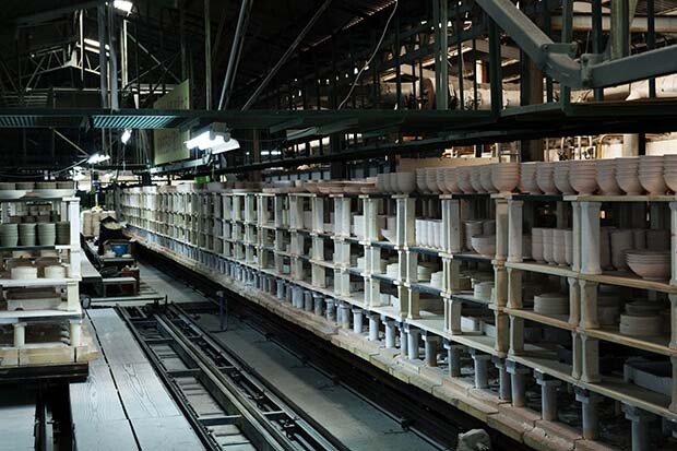 工場内には製造途中の器が所狭しと並べられる。　撮影：平野太呂