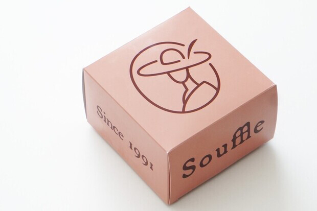 パッケージはくすみがかったピンク色をベースに、ロゴマークのチーズケーキを手にした女性をメインにしたデザインに一新。