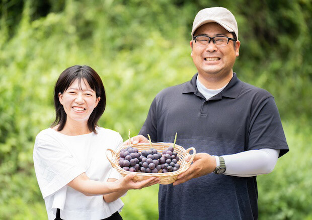 左から、はまさと代表の南村真衣さん、和歌山県内果物農家の方。