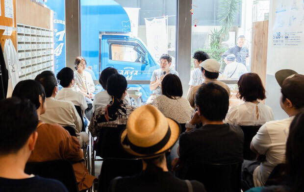 〈モ・クシュラ〉の大谷薫子さんと〈NEUTRAL COLORS〉の加藤直徳さんが登壇、中岡さんが聞き手となった第１回のトークイベント「アートブックをつくる」。