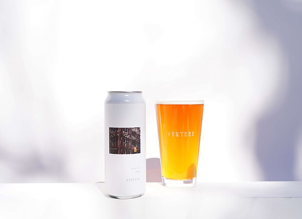 「Albizia / アルビジア」（950円）。Style: DIPA  Alc: 8.5% / IBU: 65。ハーブやシトラスを思わせるアロマ。細かいホップスケジュールによる複雑な風味と苦味。