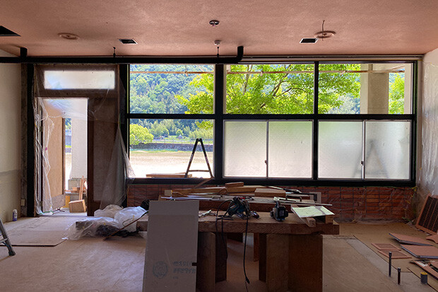 新しい扉が取りつけられ、天井や窓枠の塗装が進み、だいぶいい雰囲気になってきました。