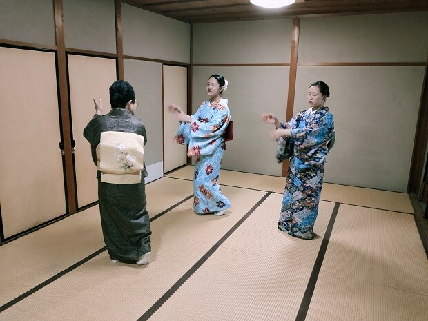お茶屋のお母さんに日本舞踊を習う