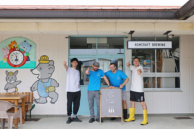 左から右に、代表の金子巧さん、有田川町に移住して18年のギャレスさん、醸造長のアダムさん、醸造・精麦マイスターの資格を持つマークさん。