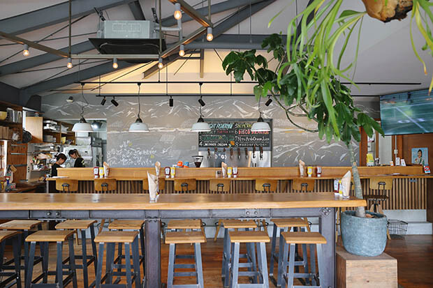 〈Nomcraft Brewing〉の醸造所の隣にあるタップルーム〈GOLDEN RIVER〉では、できたてのクラフトビールと、ハンバーガーなどのアメリカンフードを楽しめる。