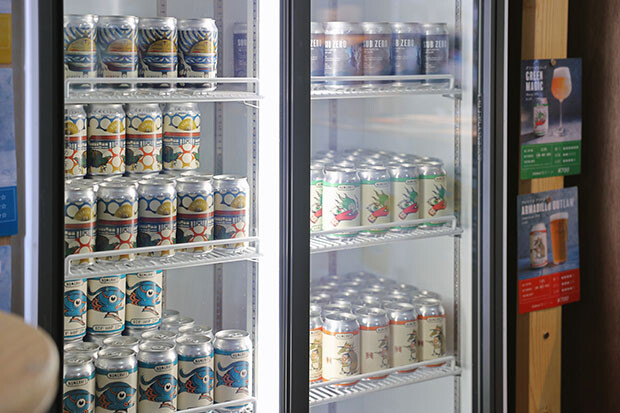 〈Nomcraft Brewing〉のオフィスの一角はボトルショップとして、直売や量り売りも行っている。