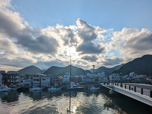 施設から見える下田の海と山