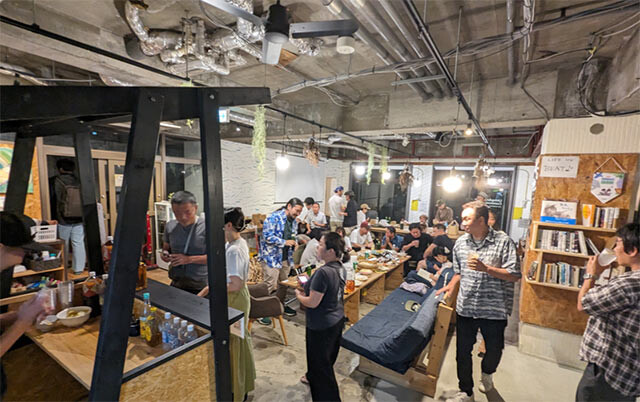 イベント時の施設内。たくさんの参加者が飲食を楽しんでいる