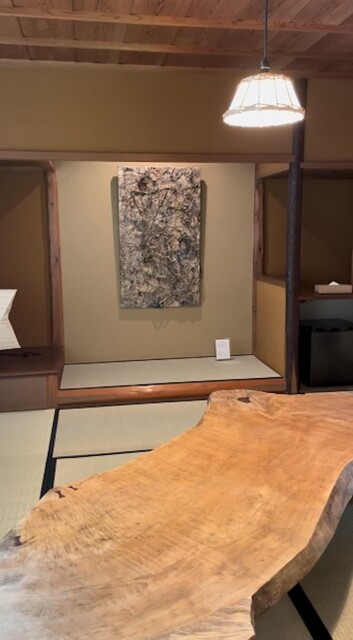 床の間に飾られた和紙のアートや一枚「板」の机が味わい深い。