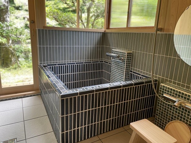 懐かしい昭和のムードを醸し出す美濃焼のタイル。
