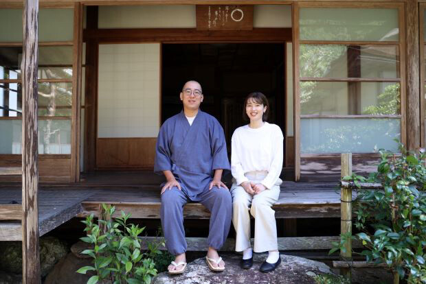 住職の彦坂怜宗さんと妻・裕貴さん