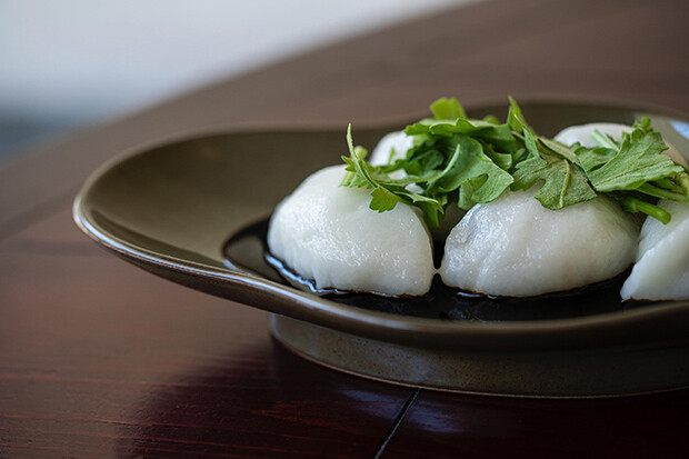 うぐいす色の〈餃子皿〉に盛りつけた水餃子