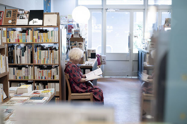 店内で常連さんが本を読む様子